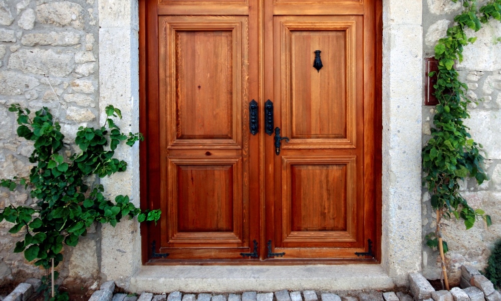 Drzwi drewniane – jak dokonać najlepszego wyboru?