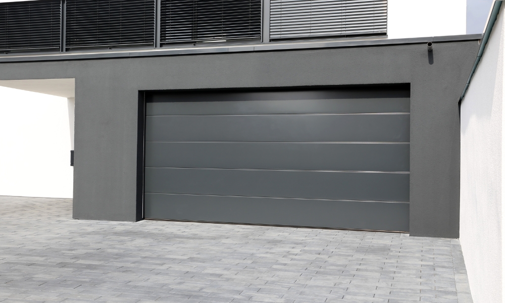 Automatyczne bramy garażowe – luksus czy konieczność?