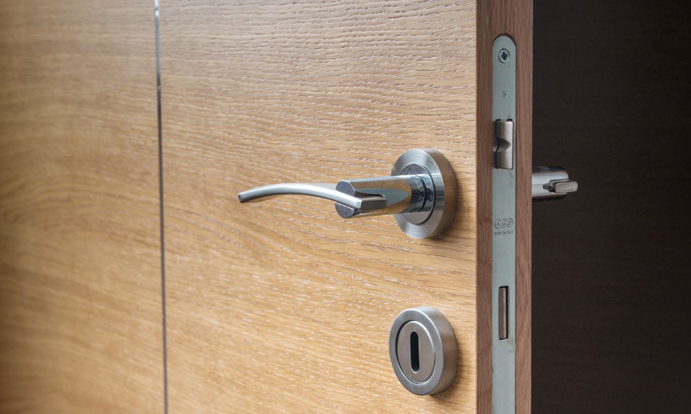 Jak dbać o drewniane drzwi wejściowe, aby służyły jak najdłużej?
