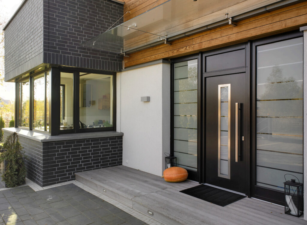 Drzwi wejściowe z naświetlem i przeszkleniem piaskowane szkło