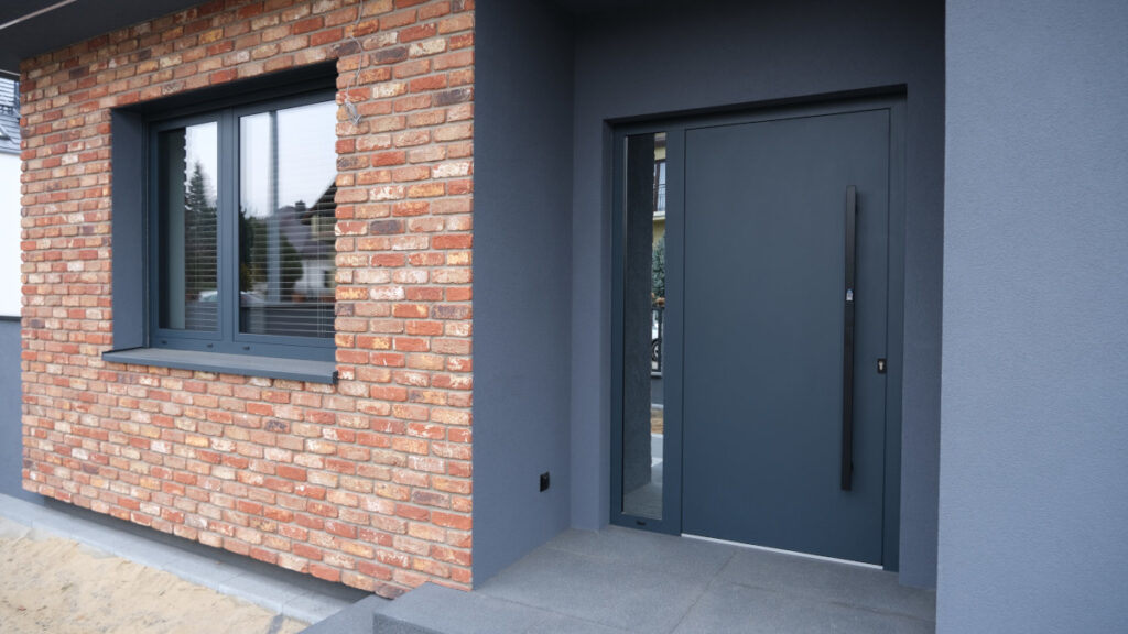 Drzwi wejściowe z naświetlem bocznym