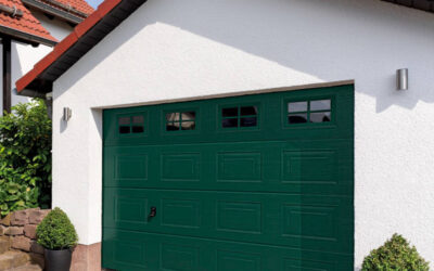 Bramy garażowe z przeszkleniami – estetyka i światło w garażu